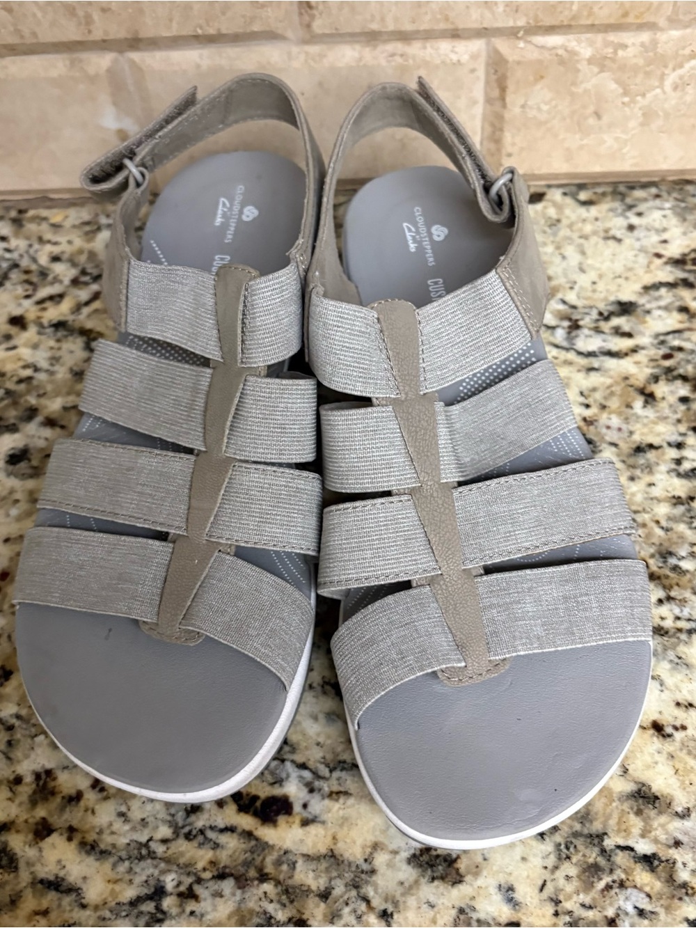Clarks Women's Strappy Elastic Sandal - Light Gray